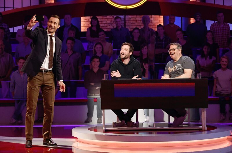 Moderator Kai Pflaume (l.) mit Rateteam-Kapitän Elton (r.) und dem Schauspieler Ken Duken (M.). – Bild: ARD/​Morris Mac Matzen