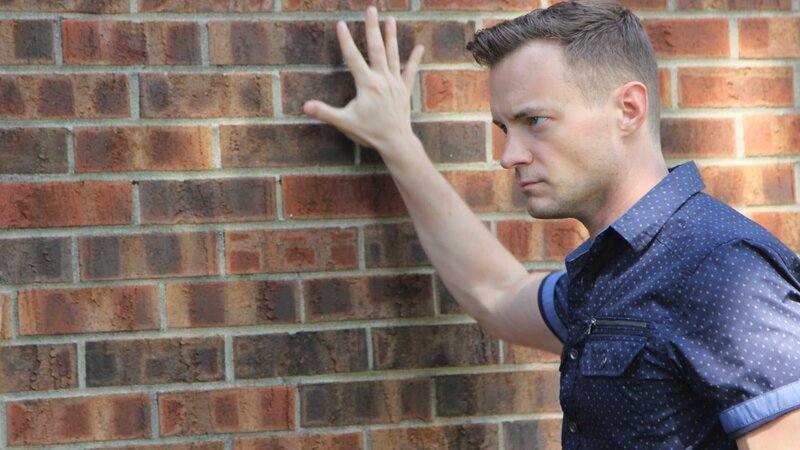 Adam Berry concentrates on positive experiences associated with the Odd Fellows compound, as seen on Travel Channel’s Kindred Spirits. – Bild: Travel Channel. /​ Scripps (Focus);TKSP301_PRODUCTI /​ © 2019, Travel Channel, L.L.C. All Rights Reserved.