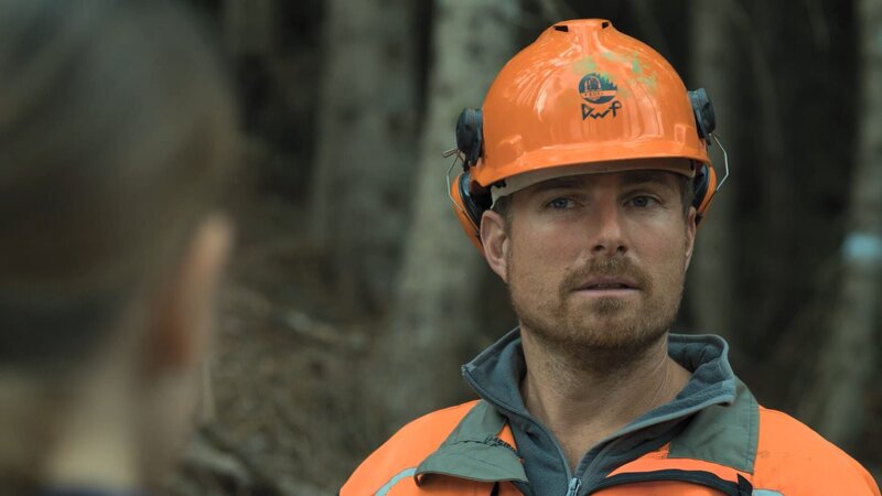 Lutz Kipper (Leo Reisinger) ist von Kim Sattlers (Isabell Polak) Vorschlag überrascht. – Bild: ZDF