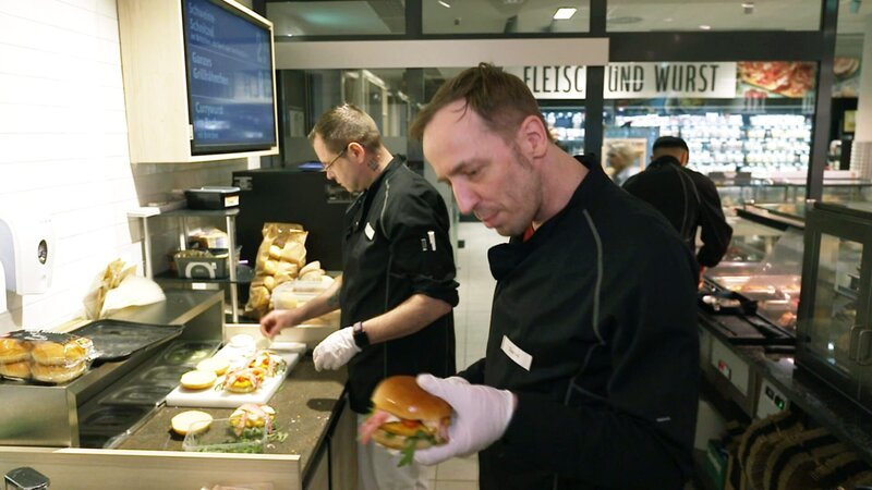 Daniel (re.) und John bereiten Burger zu – Bild: RTLZWEI