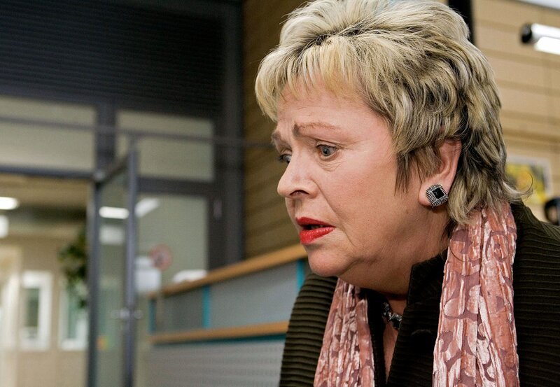 Edith Albrecht (Walfriede Schmitt) ist außer sich, als ihre Schwester Marianne zusammenbricht. – Bild: MDR/​MDR/​Krajewski