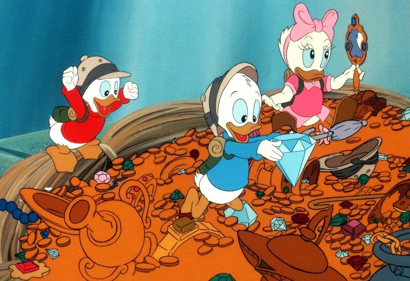 Webby und die beiden Jungs sind überwältigt von dem riesigen Schatz des Collie Baba. – Bild: Disney Channel