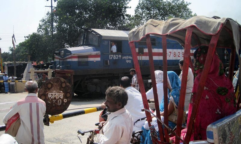 Die typische Alcolok am längsten Bahnsteig der Welt in Gorakhpur. – Bild: BR/​SWR/​Susanne Mayer-Hagmann