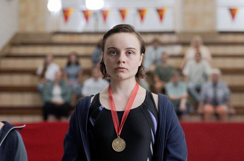 Hanna (Lena Urzendowsky) ist eine leidenschaftliche Schwimmerin und eine Medaillenhoffnung. – Bild: SWR/Wood Water Films Hanna (Lena Urzendowsky) ist eine leidenschaftliche Schwimmerin und eine Medaillenhoffnung. – Bild: SWR/Wood Water Films