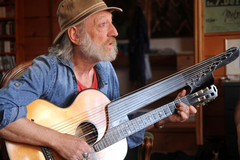 Roland Neuwirth spielt ein Lied in seinem Musikzimmer – Bild: ServusTV /​ FCKW Filmproduktion