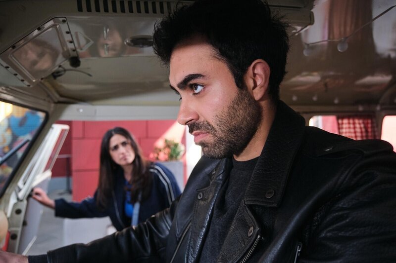 Baris (Metehan Demiröz) wird von Esma (Özge Delioglan) vor einem Riesenfehler bewahrt. – Bild: RTL /​ Stefan Behrens /​ Der Vollidiot