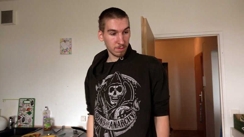 Maik beschließt, dass er nicht mit in dem Heim leben möchte. Wird Jasmin es schaffen, dort ohne ihn zurechtzukommen? – Bild: RTL Zwei