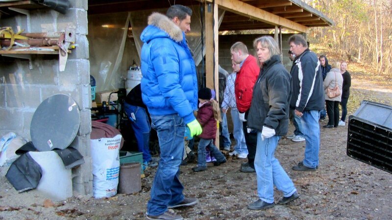 Trödelprofi Sükrü (li.) steht Angi mit Rat und Tat zur Seite – Bild: RTL II
