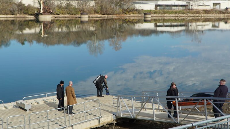 Recreation Photo – Lt. Thomson by the river with others recovering a body. – Bild: Discovery Communications, LLC