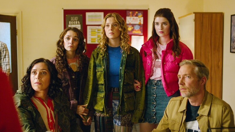 Addies (Lola Blue, 2.v.r.) Familie – Mutter Bess (Zahra Browne l.), die Zwillinge Keedie (Georgia De Gidlow, M.) und Nina (Caitlin Hamilton, 2.v.r.), sowie Vater James (Geoffrey Newland, r.) – ist bei der Anhörung dabei. Da Miss Murphy während des Streitgesprächs ihr wahres Gesicht zeigt, sieht es nun für sie nicht gut aus. – Bild: Kind Of Productions Limited /​ ZDF