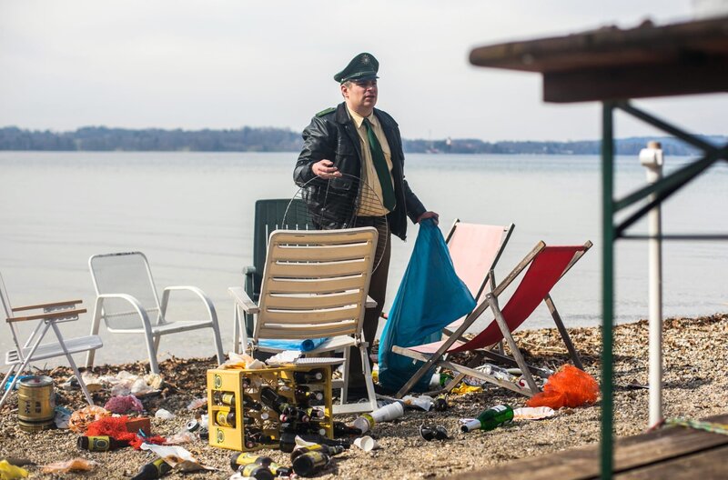 Riedl (Paul Sedlmeir) ist zum Aufräumen verdonnert worden. – Bild: ARD/​TMG/​Chris Hirschhäuser