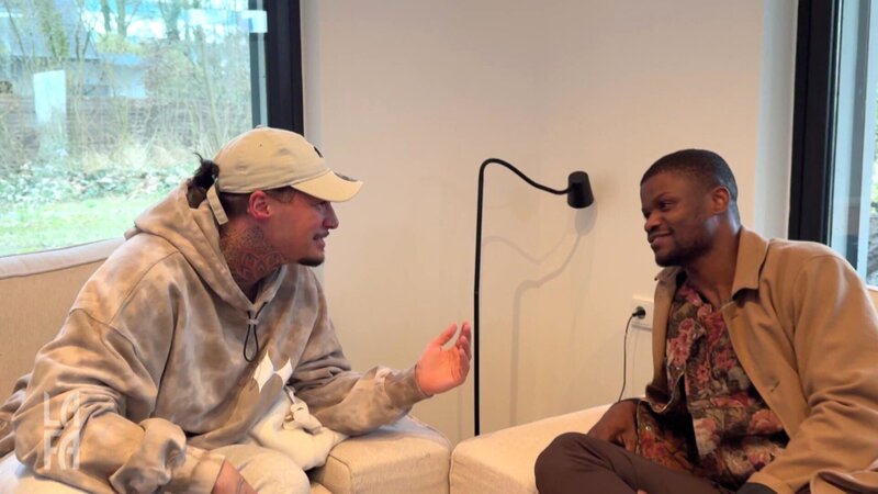 S04E02: Heute steht Yasins Wiedereinzug in die Villa an, doch was geht dabei in ihm vor? Spontan wird Kumpel Bouya zum neuen Mitbewohner befördert und auch Kevin beschließt, die Villa nicht zu verlassen. Ob die Männer lange alleine bleiben? – Bild: RTLZWEI