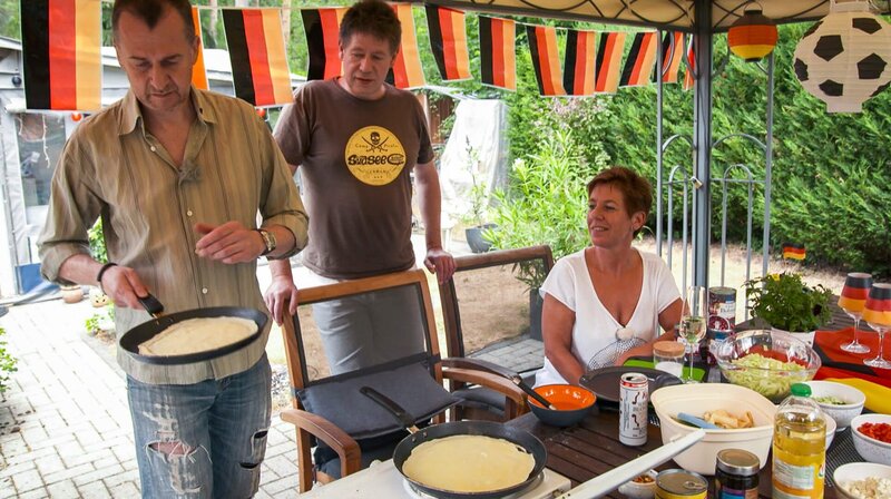 Mexiko-Feeling im Südsee-Camp. Susanne und Christian wollen mexikanisch kochen. Tortillas und Guacamole. Alles mit frischen Zutaten selbst zubereitet. – Bild: MDR/​timeline