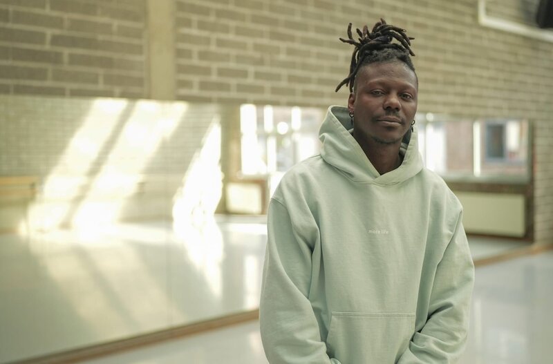 Dodzi Dougban im Tanzstudio: Er ist gehörlos und hat sich gegen ein Cochlea-Implantat entschieden. – Bild: ZDF und Jens Ufer