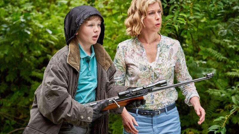 Luca (Luis Kain) spielt zu Connys (Brigitte Zeh) Missfallen mit dem Luftgewehr von Lucas Opa im Garten. – Bild: RTL /​ Reiner Bajo