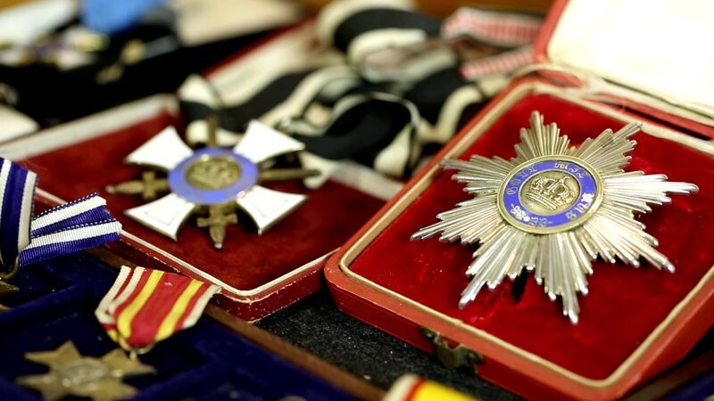Briefmarken sammeln kann jeder – die Fans der Militärtechnikszene haben es vor allen Dingen auf historische Orden und Abzeichen abgesehen. – Bild: WeltN24