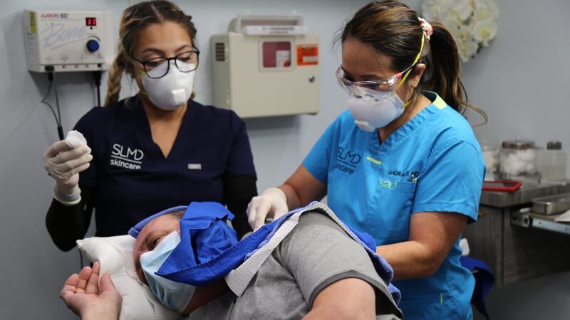 Dr. Lee and assistant operate on David’s neck. – Bild: Discovery Communications, LLC