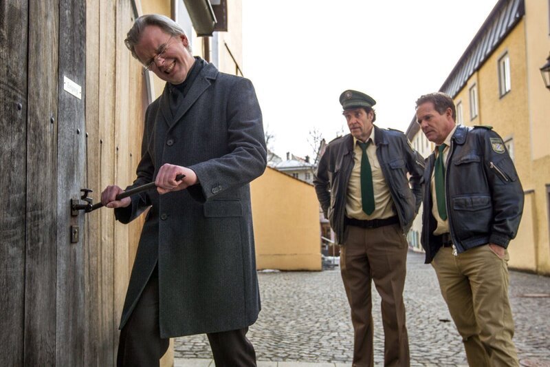 Hubert (Christian Tramitz, rechts) und Staller (Helmfried von Lüttichau, Mitte) bietet sich ein verdächtiger Anblick: Ein Mann versucht am helllichten Tag in eine Kirche einzubrechen. Doch der vermeintliche Dieb entpuppt sich als Kantor Rainer Bentzer (Andreas Ladwig, links). – Bild: ARD/​BR/​TMG/​Chris Hirschhäuser
