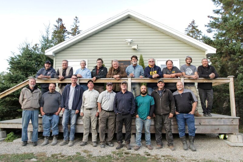 William Shatner (5.v.l.), Rick Lagina (5.v.r.) und Marty Lagina (4.v.l.) – Bild: aebox /​ © THE HISTORY CHANNEL /​ A+E Networks