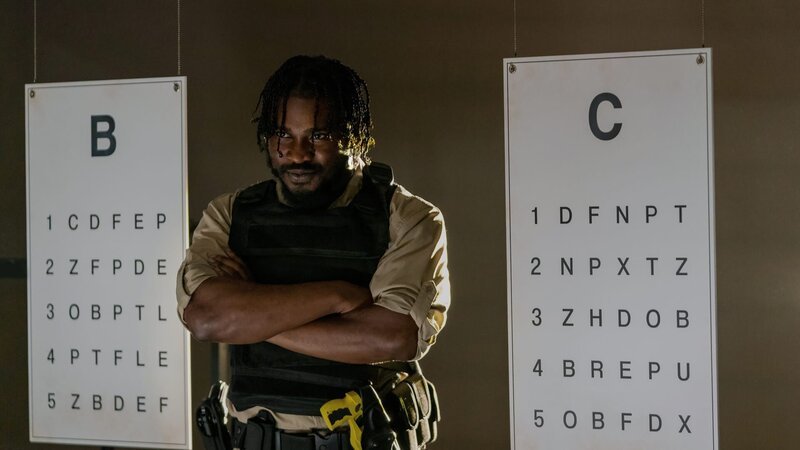 Mike (Tahj Vaughans) schreckt vor nichts zurück, um John und Quiet zum Sprechen zu bringen. – Bild: ZDF