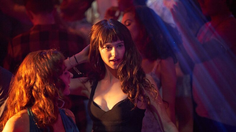 Die stille Außenseiterin Marianne (Daisy Edgar-Jones, M.) hat üblicherweise kein Interesse an Partys. Als sie erstmals bei einer Feier auftaucht, sorgt ihr unerwartet glamouröses Auftreten für Aufsehen. – Bild: ZDF