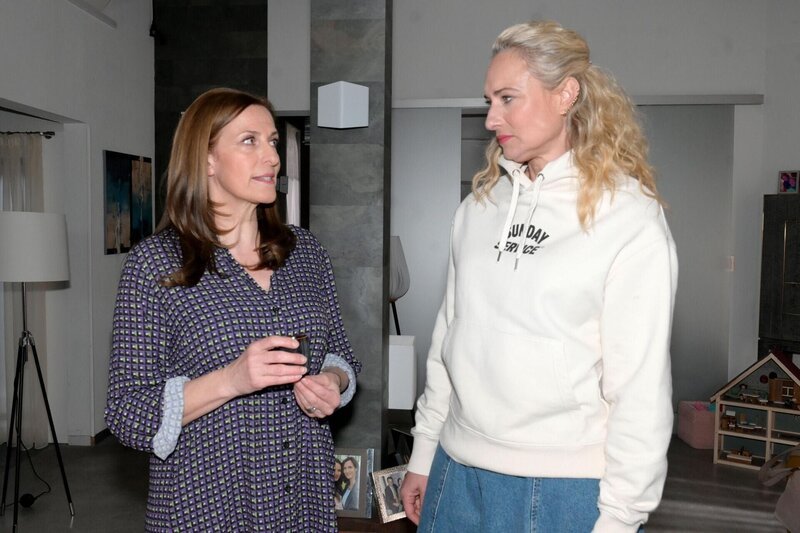 Maren (Eva Mona Rodekirchen, r.) gibt bei Katrin (Ulrike Frank) zu, dass Julian sie nicht ganz kalt lässt. – Bild: RTL /​ Rolf Baumgartner