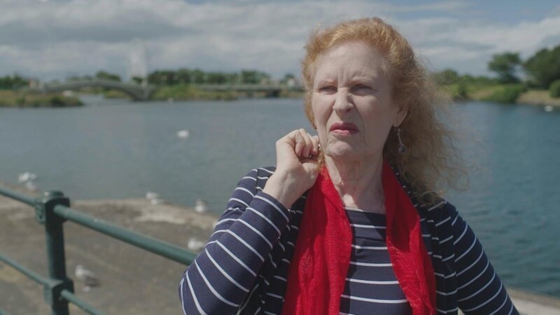 Pat talking about her feelings regarding not being able to see Sam in Greece, in an interview in the UK – Bild: Warner Bros. Discovery, Inc. or its subsidiaries and affiliates.