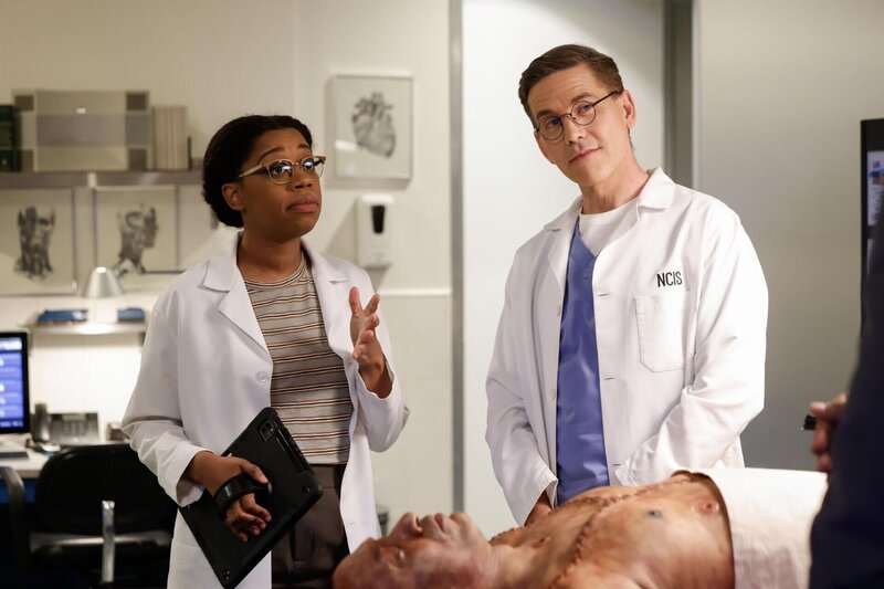 Kasie Hines (Diona Reasonover, l.); Jimmy Palmer (Brian Dietzen, r.) – Bild: CBS Broadcasting, Inc.
