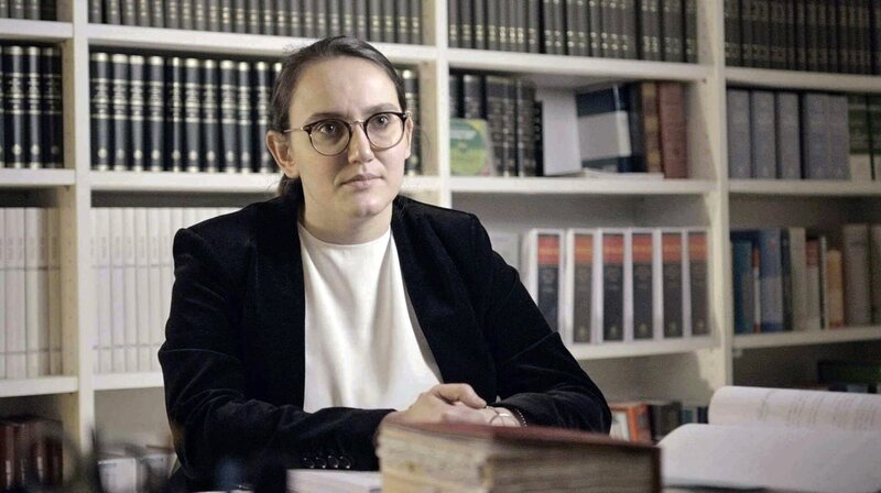 Rechtsanwältin Carolin Arnemann will einen Justizirrtum aufklären. – Bild: WDR/​SWR