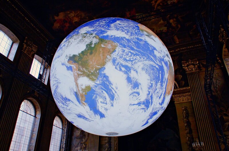 Die Arbeit des britischen Künstlers Luke Jerram mit dem Titel „Gaia“ erinnert an die ersten Bilder, die die „Apollo 8“ einst aus dem Weltraum schickte. Sie gemahnt uns an die Verletzlichkeit des Lebens, aber auch an die Schönheit unseres Planeten. – Bild: Pete Allibone/​Keo Films