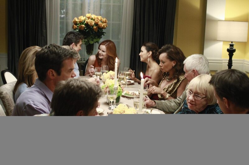 Eine Dinnerparty zu Ehren einer Hausfrau: (vorne l. nach vorne r.) Lee (Kevin Rahm), Bob (Tuc Watkins), Lynette (Felicity Huffman), Chuck (Jonathan Cake), Bree (Marcia Cross), Gabrielle (Eva Longoria), Renee (Vanessa Williams), Roy (Orson Bean), Karen (Kathryn Joosten) und Mike (James Denton) … – Bild: Ron Tom