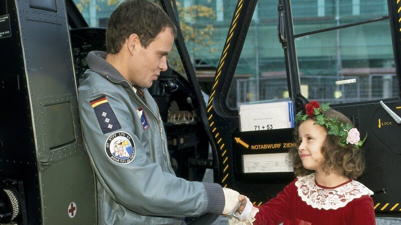 Auch das gehört zum Alltag eines Rettungsfliegers: Alex (Matthias Leja) muss die kleine Sofija (Marcia Fabrega) trösten, weil ihr Großvater nicht zu ihrem Geburtstag kommen konnte. – Bild: ZDF und Boris Laewen