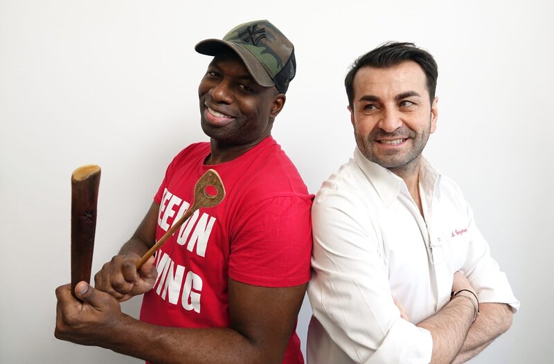 Personal-Coach Kelechi Onyele (li.) stellt Sternekoch Ali Güngörmüs mit afrikanischem Essen auf die Probe. – Bild: HR