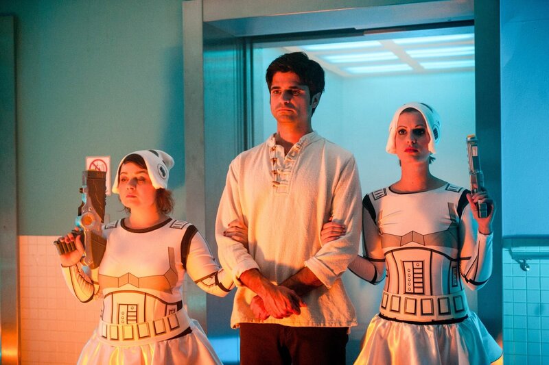 Behring (Maximilian Grill) hat einen wirren Traum von Betty und ihren Kolleginnen Lizzy (Theresa Underberg, r.) und Talula (Carolin Walter, l.). – Bild: ORF/​ZDF/​Martin Valentin Menke