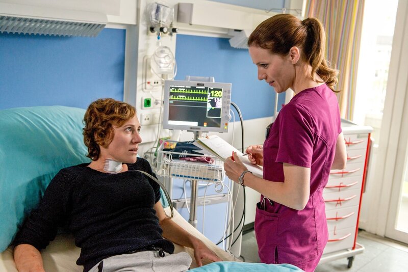 Betty (Bettina Lamprecht, r.) findet heraus, dass es sich bei der Patientin Barbara Rehmann (Lilia Lehner, l.) um die Ex-Frau von Dr. Behring handelt. Sie bittet Betty ihrem Ex-Mann auszurichten, dass er sich von ihr fernhalten soll. – Bild: ORF/​ZDF/​Martin Valentin Menke