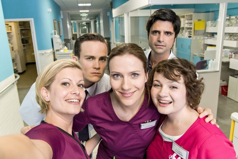 Ein erstes Selfie von den Dreharbeiten zur neuen ZDF Medical „Bettys Diagnose“ (AT) mit Theresa Underberg als Schwester Lizzy, Eric Klotzsch als Dr. Lewandowski (Arzt in Ausbildung), Bettina Lamprecht als Schwester Betty, Maximilian Grill als Dr. Behring und Carolin Walter als Pflegeschülerin Talula. – Bild: ORF/​ZDF/​Martin Valentin Menke