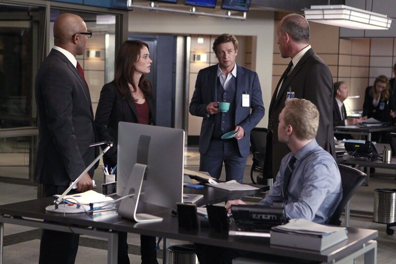 Dennis Abbott, Teresa Lisbon, Patrick Jane, Det. Brian Portis und Jason Wylie – Bild: Warner Bros. Television