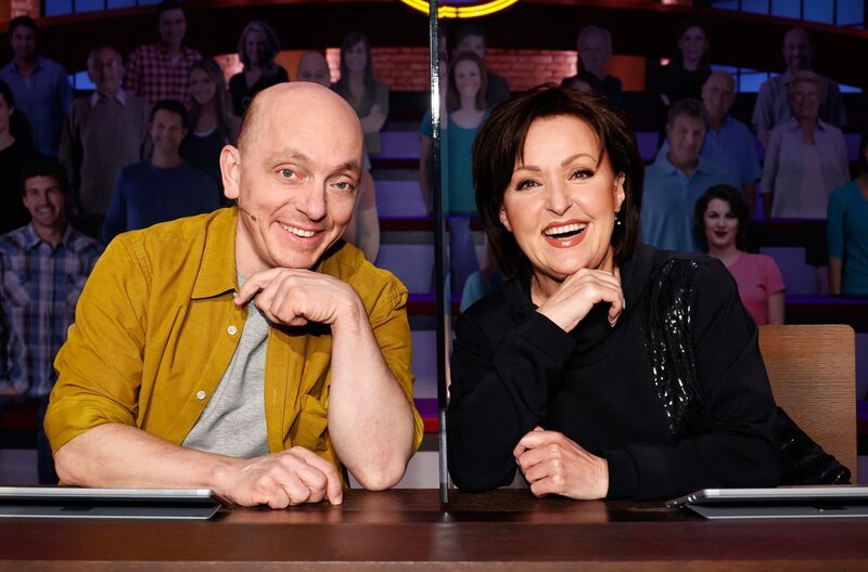 Rateteam-Kapitän Bernhard Hoëcker (l.) und die Sängerin Ute Freudenberg (r.) bilden ein Rateteam. – Bild: ARD/​Morris Mac Matzen
