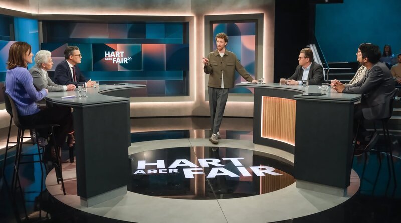 Zu Gast bei Louis Klamroth (M): (v.l.n.r.) Sophie von der Tann (ARD-Korrespondentin für Israel und die Palästinensischen Gebiete), Marie-Agnes Strack-Zimmermann (FDP, Europaabgeordnete und Vorsitzende des Ausschusses für Sicherheit und Verteidigung im Europaparlament), Roderich Kiesewetter (CDU, Bundestagsabgeordneter und Oberst a.D.), Ralf Stegner (SPD, Bundestagsabgeordneter und Außenpolitiker), Michael Lüders (BSW, Beisitzer im Parteivorstand sowie Politik- und Islamwissenschaftler) und Jörg Wimalasena (Politischer Korrespondent bei der WELT). – Bild: WDR/​Oliver Ziebe