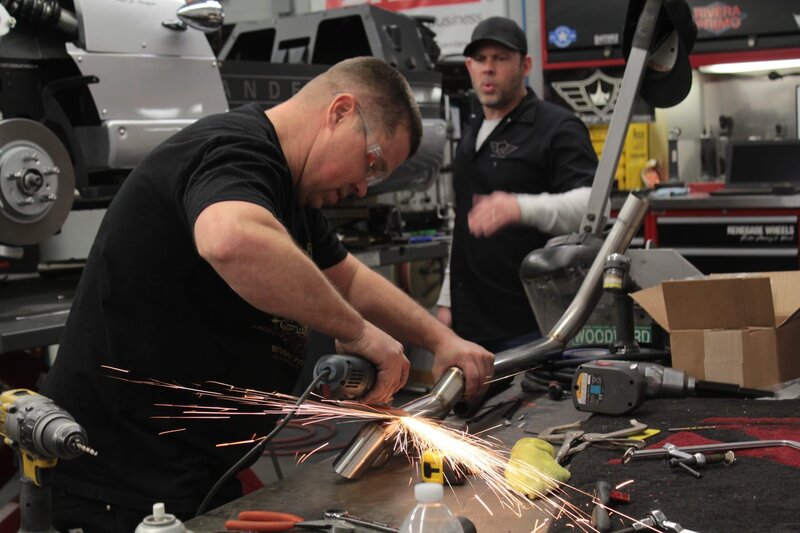 At Paul Jr. Designs, Brendon fabricates part of the exhaust for the Martin Guitar reverse trike. – Bild: Discovery Communications