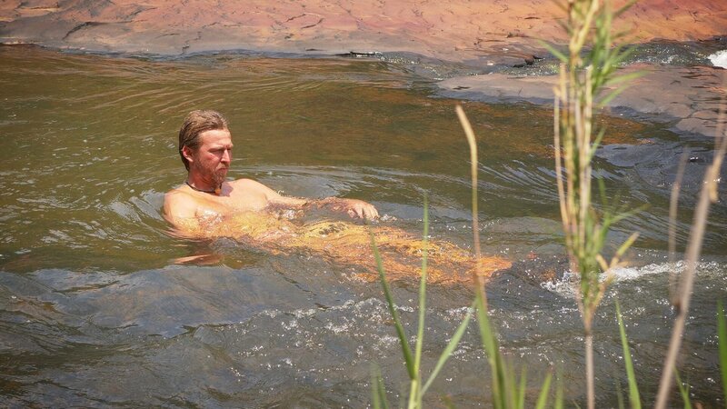 Darvil lies in the water. – Bild: DMAX