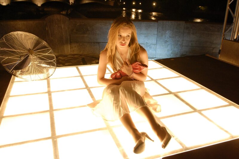 Caroline (Sarah Beck) ist betrunken. – Bild: BR/​Barbara Bauriedl