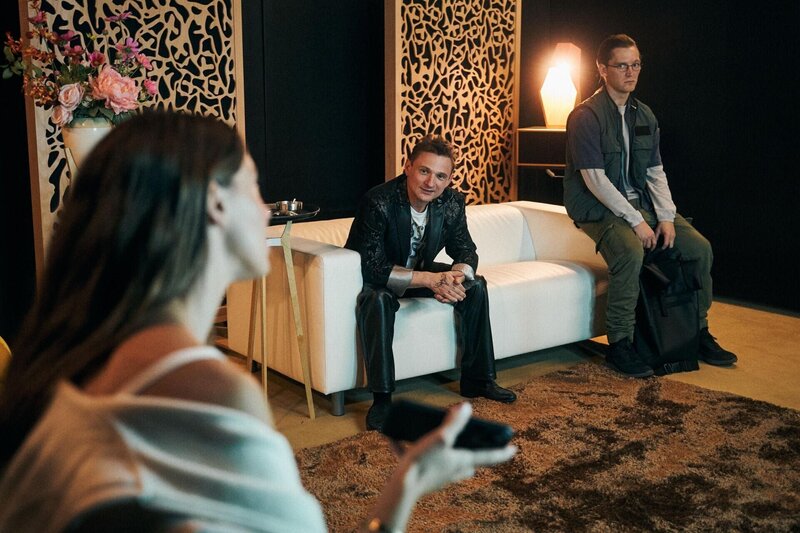 (v.l.n.r.) Vanessa Mai; Florian Lukas; Jonas Nay – Bild: Joyn /​ Thomas Mikule