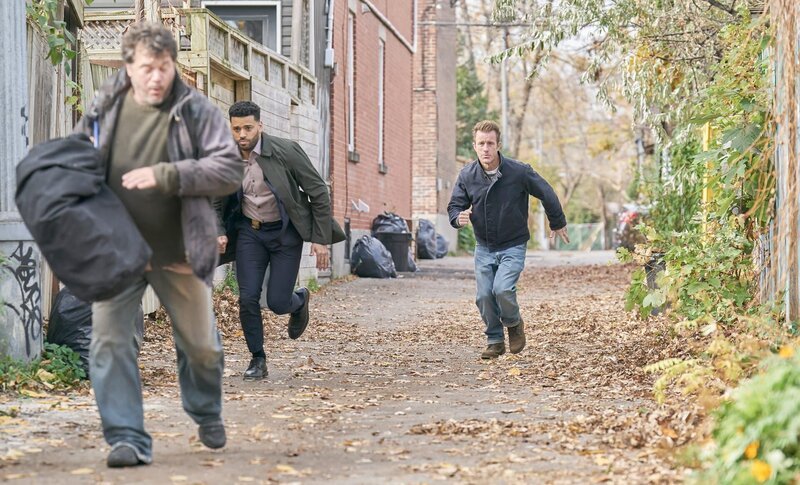 L-R: Mike Sherman (Ryan Broussard), Jason Grant (Scott Caan) – Bild: Philippe Bosse /​ Philippe Bosse/​Fox/​Sony Pictures Television /​ ©2022 Fox Media LLC.