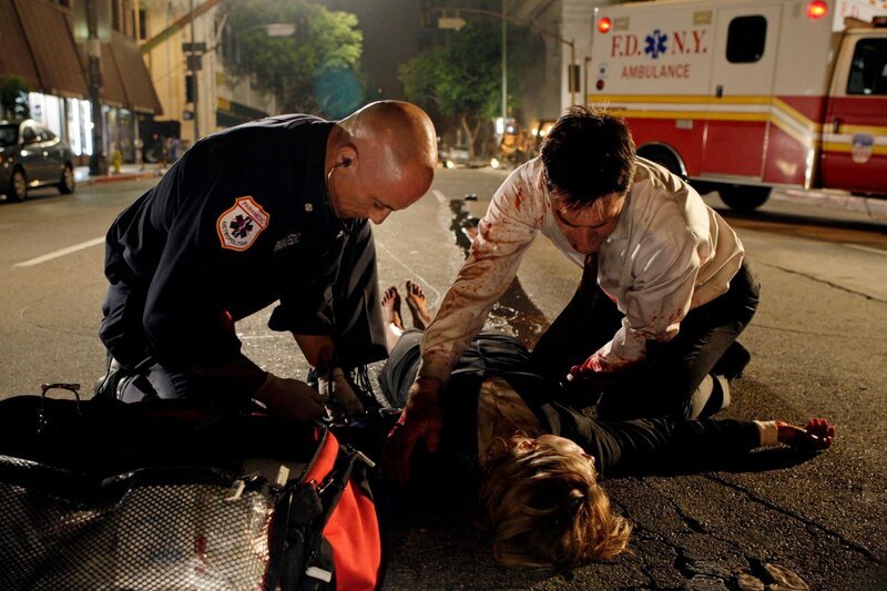 Ein Ringen auf Leben und Tod: Hotch (Thomas Gibson, r.) und Ben Abner (Adoni Maropis, l.) versuchen alles, um Kate Joyner (Sienna Guillory, l.) das Leben zu retten … – Bild: 13th Street