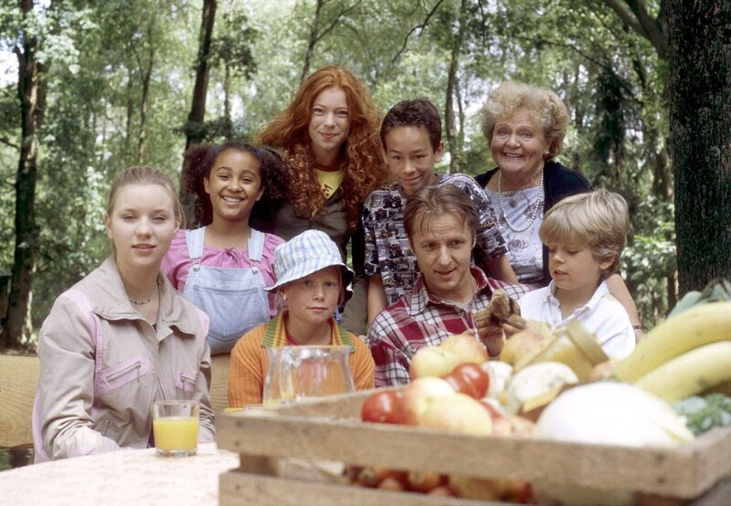 Allgemeines Motiv für die Folgen 43⁠–⁠52. V.l.n.r. vorn: Lisa (Katharina Wäschenbach), Merle (Elisa Preis), Uwe (Lennardt KYrger), Moritz (Alexander Löffler). Hinten: Rose (FZrZba KonZ), Hexe (Marleen Lohse, Nikals (Niklas Pries), Ami (Ursula Hinrichs). – Bild: BR/​NDR/​Televersal