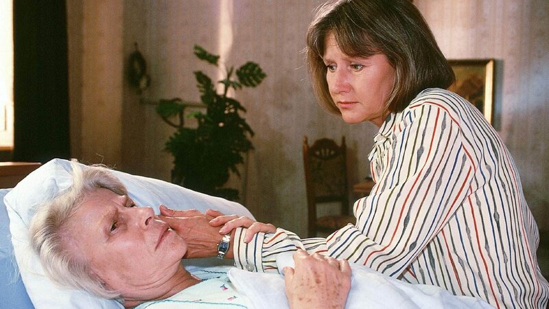 Elisabeth (Hannelore Minkus, lieg.) leidet unter unerträglichen Schmerzen und verlangt von ihrer Tochter Jutta (Claudia Loerding), ihr Sterbehilfe zu leisten … – Bild: RTL
