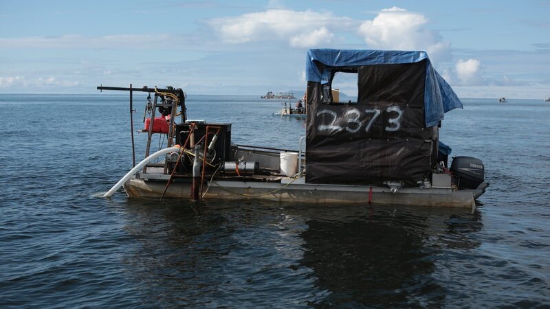 The Minnow out to dredge. – Bild: Trevor Hudson /​ Discovery Channel