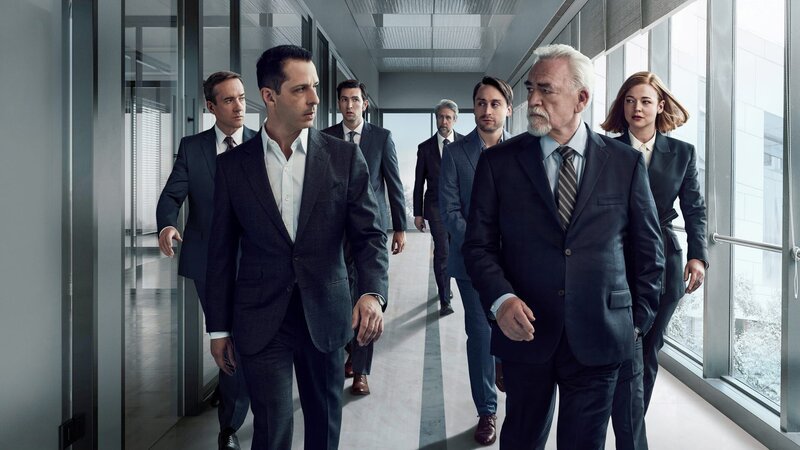 Vorne, l-r: Kendall Roy (Jeremy Strong), Logan Roy (Brian Cox). Mitte, l-r: Roman Roy (Kieran Culkin), Shiv Roy (Sarah Snook), Tom Wambsgans (Matthew MacFadyen). Hinter, l-r: Greg Hirsch (Nicholas Braun), Connor Roy (Alan Ruck) – Bild: HBO