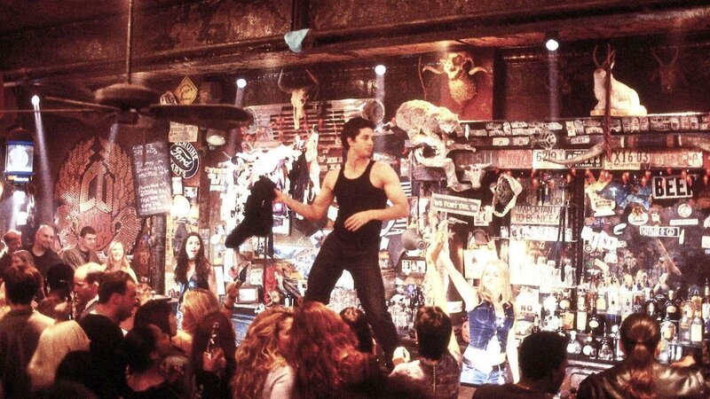 Es ist schon Tradition im „Coyote Ugly“, dass ein gut aussehender Mann versteigert wird. Diesmal fällt  die Wahl auf Kevin (Adam Garcia), der alles dafür tut, um einen guten Preis zu erzielen. – Bild: SUPER RTL
